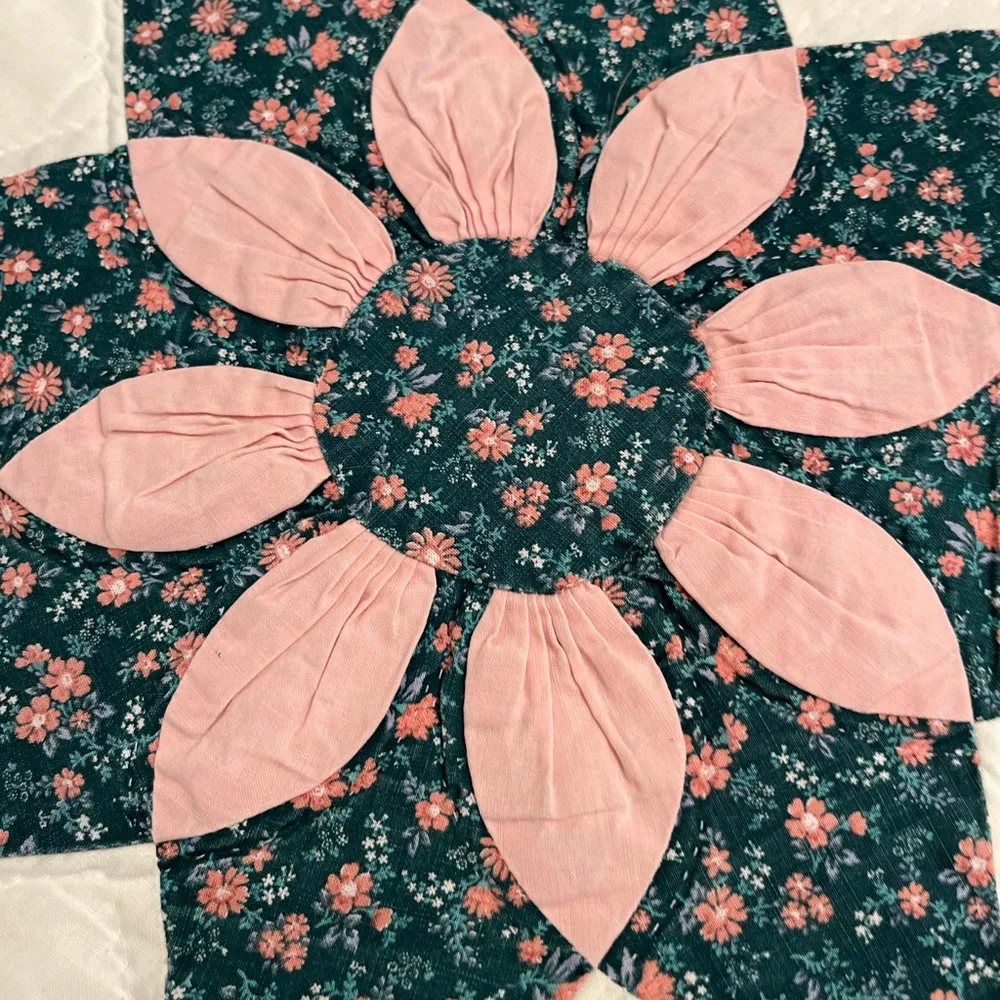 Beautiful quilt made by the Amish in Pennsylvania. In mint condition. QUEEN SIZE - Picture 3 of 9